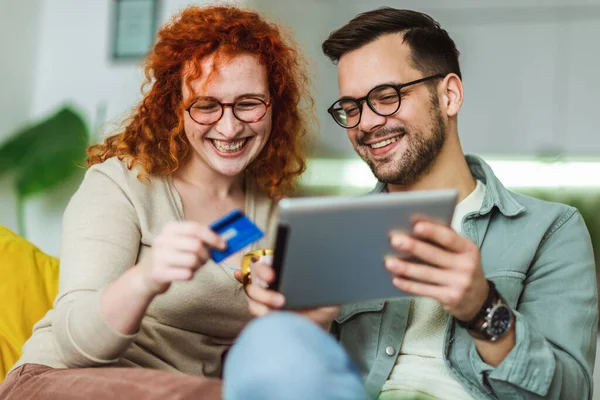 Pareja Joven Comprando Internet Usando Tableta Digital Tarjeta Crédito — Foto de Stock