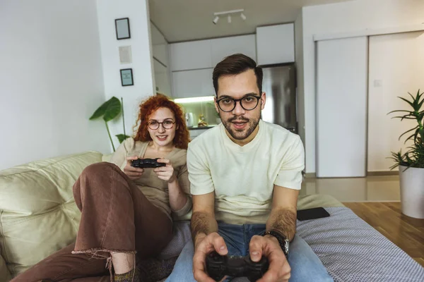 Couple Aimant Jouent Des Jeux Vidéo Maison — Photo