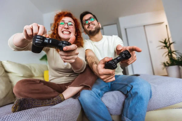 Pareja Cariñosa Están Jugando Videojuegos Casa —  Fotos de Stock