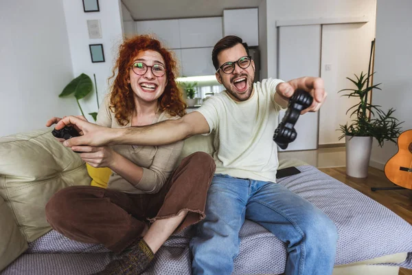 Milující Pár Hrají Videohry Doma — Stock fotografie