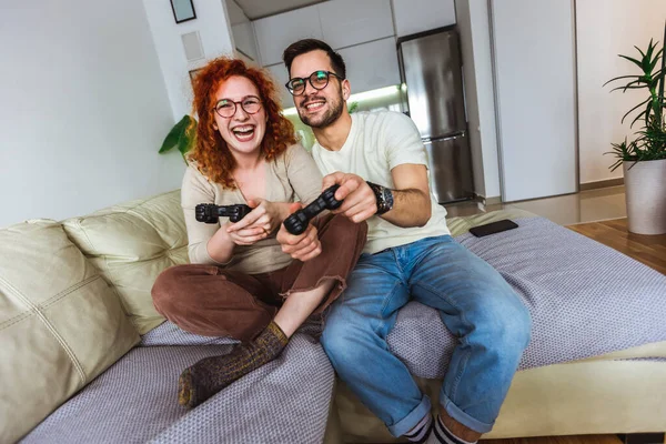 Pareja Cariñosa Están Jugando Videojuegos Casa —  Fotos de Stock