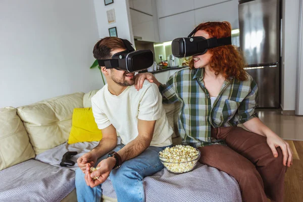 バーチャル ジャーニーだ カジュアルな服のカップルは Vrカメラを介して仮想現実の眼鏡を見ていると想像力を示している着用 — ストック写真