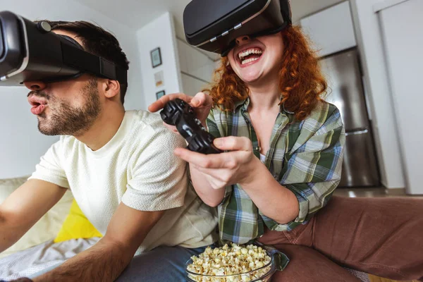 Viaje Virtual Pareja Ropa Casual Llevar Las Gafas Realidad Virtual — Foto de Stock