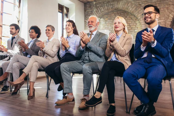 Team Business Felice Applaudendo Dopo Riunione Gruppo Successo — Foto Stock