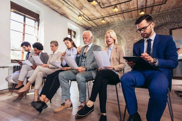 Gente Negocios Esperando Entrevista Trabajo Oficina Moderna — Foto de Stock