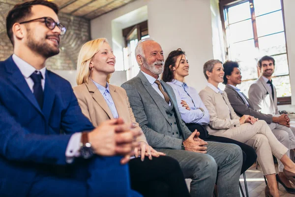 Uomini Affari Che Frequentano Seminario Ufficio Moderno — Foto Stock