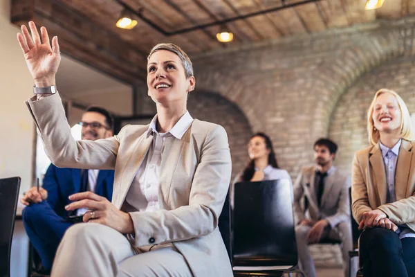 Des Hommes Affaires Participent Séminaire Dans Bureau Moderne — Photo