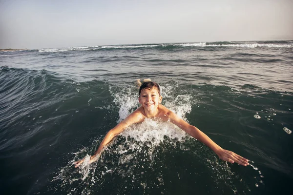Criança Feliz Brincando Mar Miúdo Divertir Livre Verão Férias Conceito — Fotografia de Stock