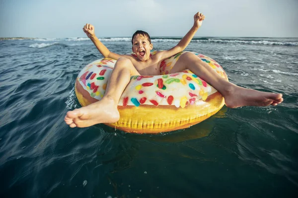 Criança Alegre Passeio Inflável Anel Onda Ruptura Vida Viagem Atividades — Fotografia de Stock