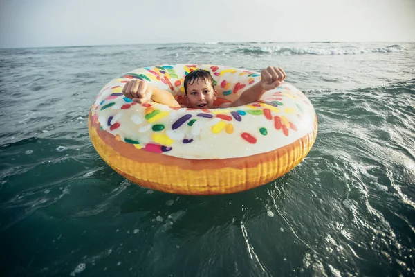 Радостное Дитя Надувном Кольце Едет Ломающей Волне Путешествия Занятия Плаванием — стоковое фото