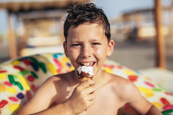 Giovane Ragazzo Spiaggia Mangiare Gelato Una Giornata Estiva Divertirsi — Foto Stock