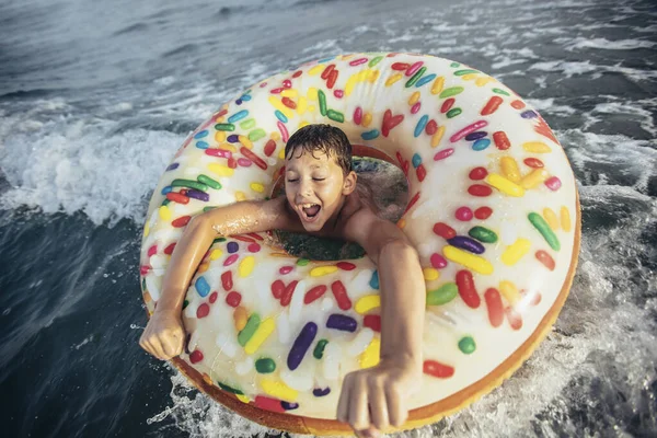 Criança Alegre Passeio Inflável Anel Onda Ruptura Vida Viagem Atividades — Fotografia de Stock