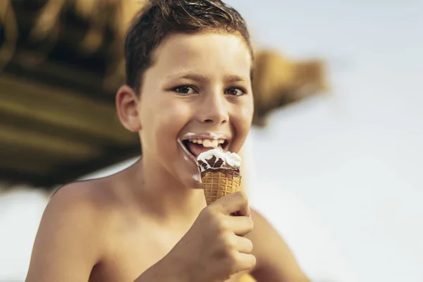在海滩上的小男孩夏天吃冰淇淋 玩得很开心 — 图库照片