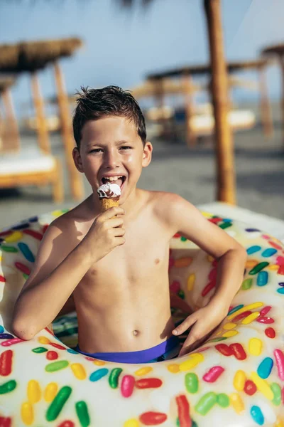 Ung Pojke Stranden Äter Glass Sommardag Och Har Kul — Stockfoto