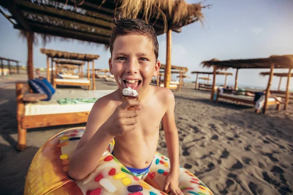 Mladý Chlapec Pláži Jíst Zmrzlinu Letní Den Baví — Stock fotografie