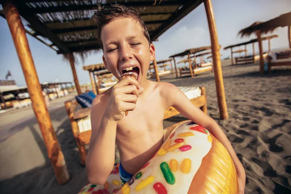 Mladý Chlapec Pláži Jíst Zmrzlinu Letní Den Baví — Stock fotografie