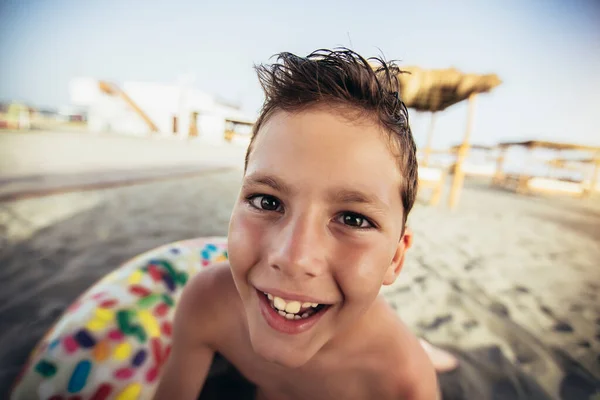 快乐的男孩在海滩上玩乐 — 图库照片