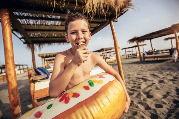 Niño Playa Comiendo Helado Día Verano Divirtiéndose —  Fotos de Stock