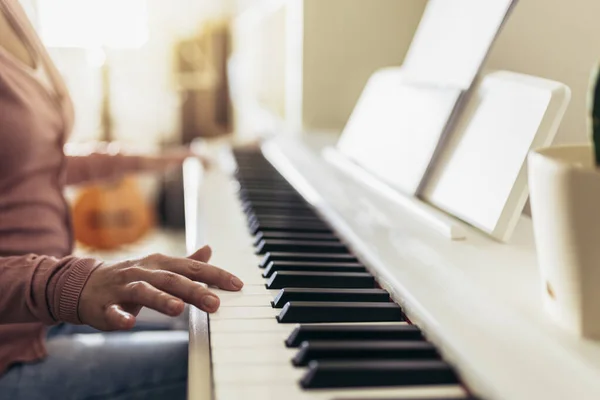 Junge Frau Spielt Hause Klavier Hautnah — Stockfoto