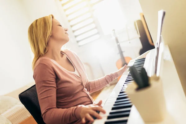 Junge Frau Spielt Hause Klavier — Stockfoto