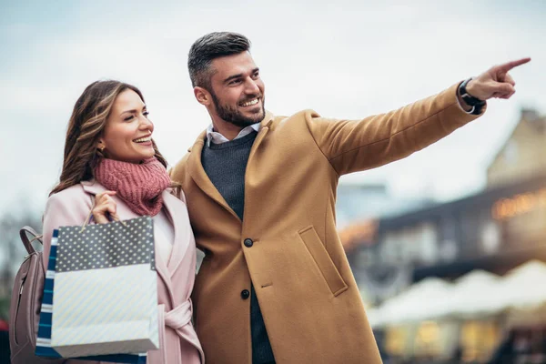 一对夫妇的游客走在城市街道上 一起购物 购物乐趣的概念 — 图库照片