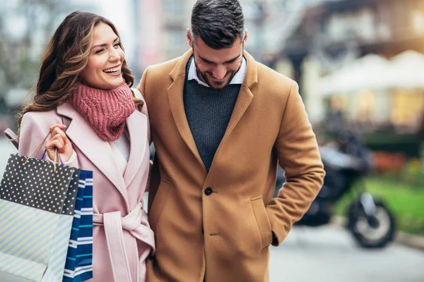 Paio Turisti Che Passeggiano Una Strada Della Citta Fanno Shopping — Foto Stock