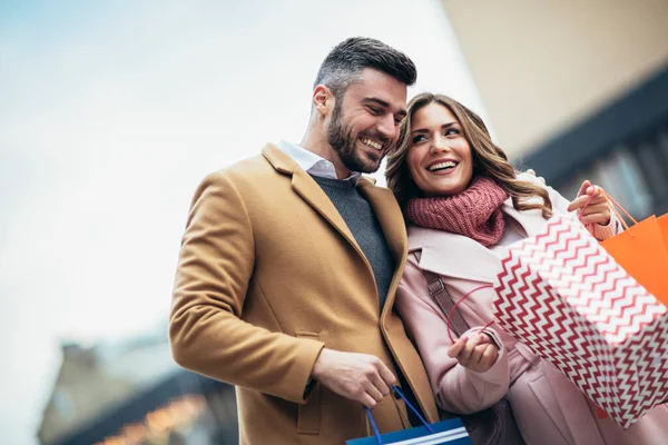 Ein Touristenpaar Das Einer Straße Der Stadt Spaziert Und Zusammen — Stockfoto