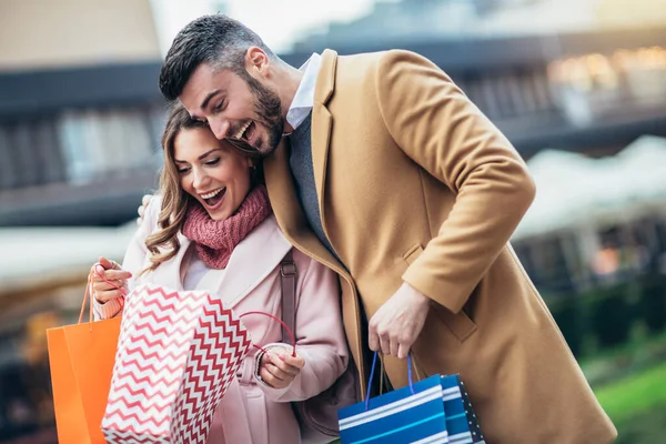 観光客のカップルは 街の通りを歩いて一緒に買い物 人々のショッピング楽しいコンセプト — ストック写真