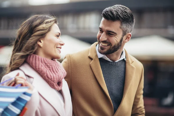 Şehir caddesinde yürüyen ve birlikte alışveriş yapan iki turist. İnsanlar alışveriş eğlence konsepti