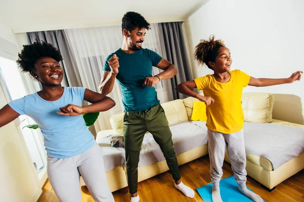 健康的晨练 家庭在家里做体操 — 图库照片