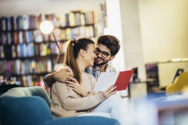 Üniversite öğrencileri bir kafede öğrenirken konuşuyor.. 