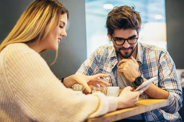 Junges Paar Benutzt Handy Café — Stockfoto