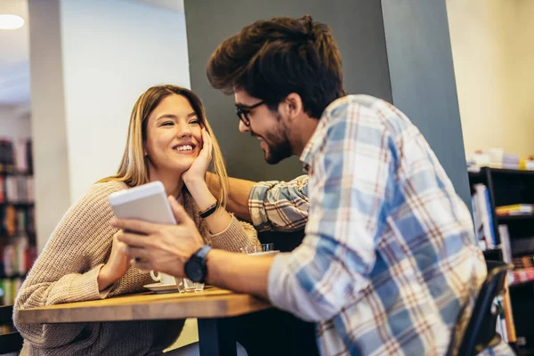 Jong Stel Met Mobiele Telefoon Een Café — Stockfoto