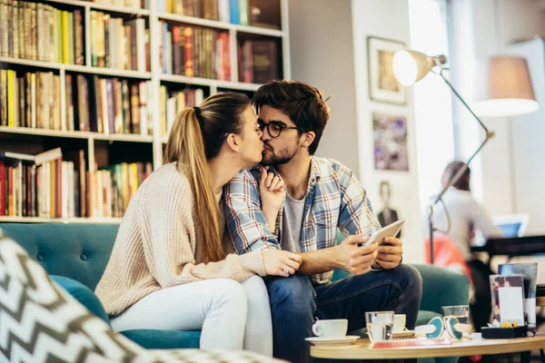 Junges Paar Nutzt Handy Café Und Tauscht Zärtlichkeit Aus — Stockfoto