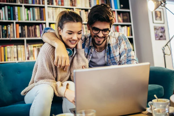 Hombre Atractivo Gafas Mujer Encantadora Usando Ordenador Portátil Que Descansa — Foto de Stock