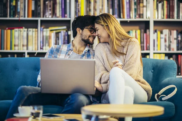 Hermosa Pareja Joven Con Ordenador Portátil Cafetería Que Están Compras — Foto de Stock