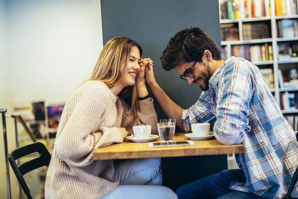 Glückliches Verliebtes Paar Spricht Bei Einem Date Einem Café — Stockfoto