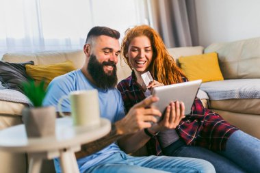 Genç bir çift dijital tablet üzerinde alışveriş online fotoğraf.