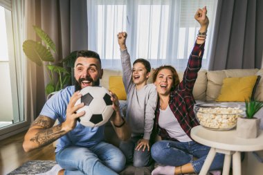 Aile izlerken futbol maçı evde heyecanlı