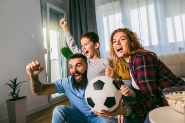 Aile izlerken futbol maçı evde heyecanlı
