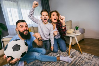 Aile izlerken futbol maçı evde heyecanlı