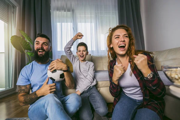 Aile Izlerken Futbol Maçı Evde Heyecanlı — Stok fotoğraf