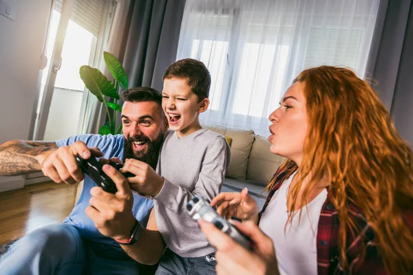 Famille Ludique Jouant Ensemble Des Jeux Vidéo Dans Salon — Photo