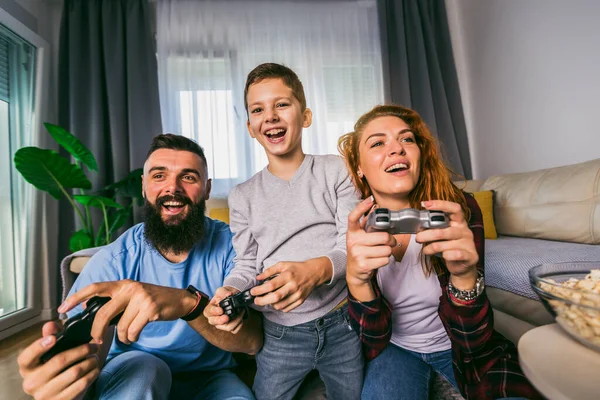 Famiglia Giocosa Giocare Videogiochi Insieme Soggiorno — Foto Stock