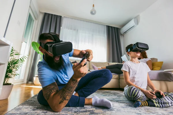 Feliz Padre Hijo Auriculares Realidad Virtual Jugando Con Joysticks Casa — Foto de Stock