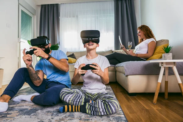 Счастливый Отец Сын Наушниках Виртуальной Реальности Играют Джойстиками Дома — стоковое фото