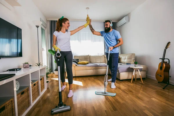 Sorrindo Animado Jovem Dona Casa Seu Marido Divertindo Com Aspirador — Fotografia de Stock