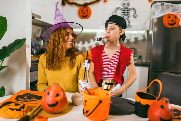 Matka Její Syn Baví Doma Happy Family Připravuje Halloween — Stock fotografie