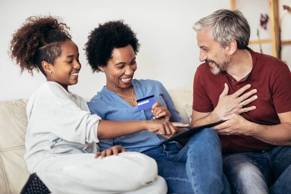 Aile Evde Dijital Tablet Kredi Kartı Kullanımı — Stok fotoğraf