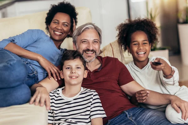 Evde Birlikte Televizyonun Birlikte Eğlenmek Genç Aile — Stok fotoğraf